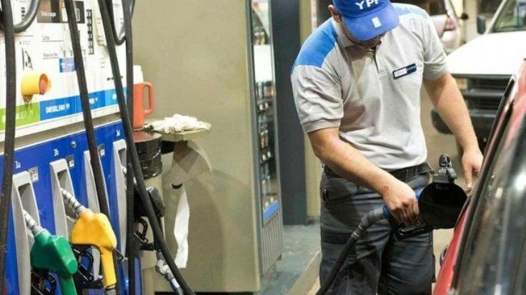 YPF lanza nuevo diagrama de precios: será más barato cargar combustible a la madrugada