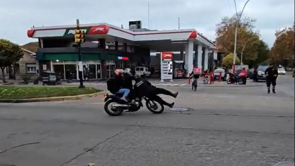 Para evitar que se escape, inspector se tiró sobre una moto y el intendente lo felicitó