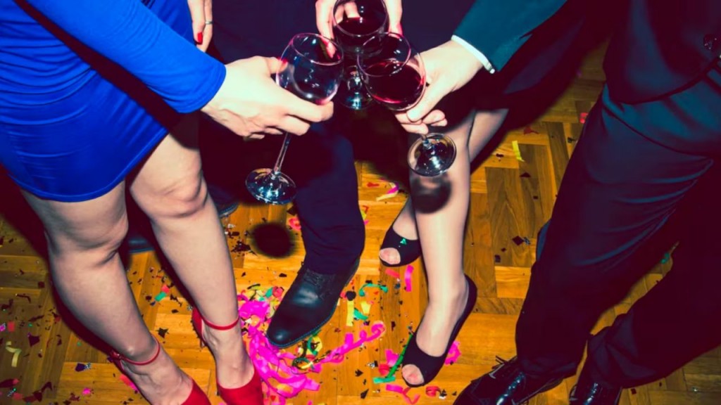 Un hombre se coló en una fiesta de 15, pidió llevarse vinos y casi mata al anfitrión con un caño