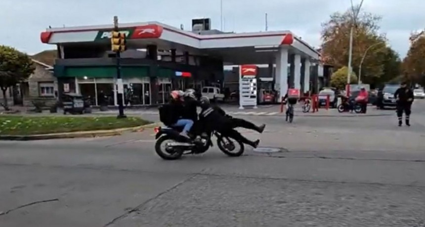 Para evitar que se escape, inspector se tir&oacute; sobre una moto y el intendente lo felicit&oacute;