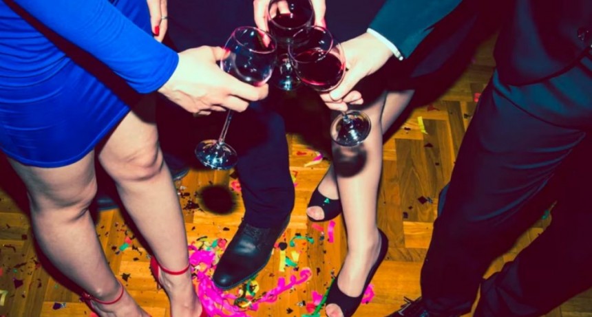 Un hombre se col&oacute; en una fiesta de 15, pidi&oacute; llevarse vinos y casi mata al anfitri&oacute;n con un ca&ntilde;o