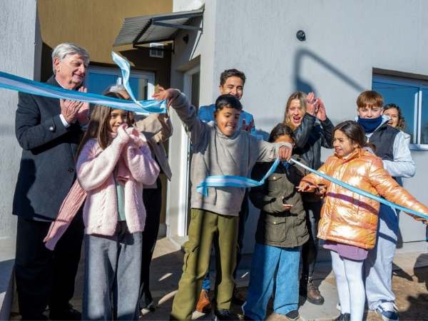 La Pampa: El Gobernador entreg&oacute; 25 viviendas en Anguil, anunci&oacute; 15 m&aacute;s y la construcci&oacute;n de un SUM