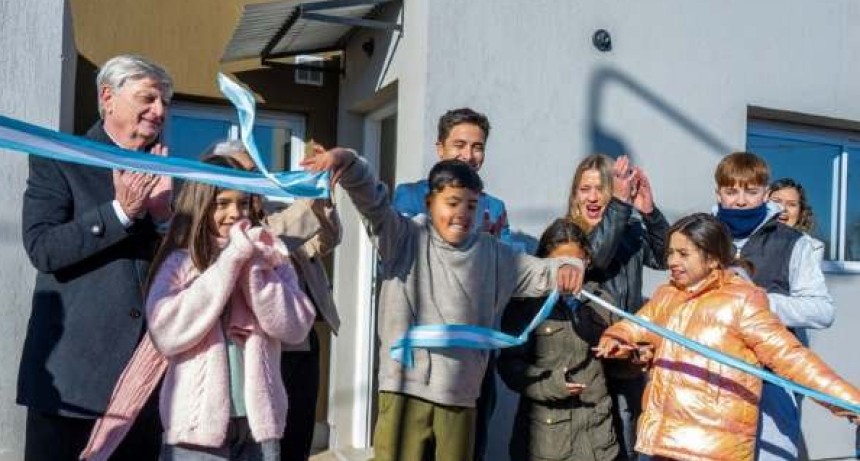 La Pampa: El Gobernador entreg&oacute; 25 viviendas en Anguil, anunci&oacute; 15 m&aacute;s y la construcci&oacute;n de un SUM