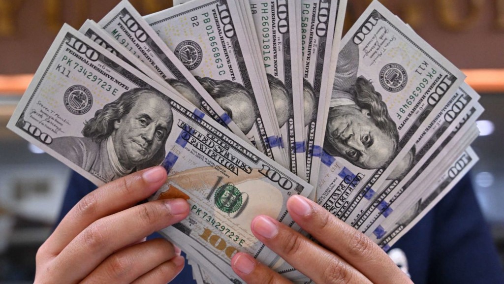 La Pampa:Encontró 900 dólares y $1.800.000 en un cajero y avisó a la Policía