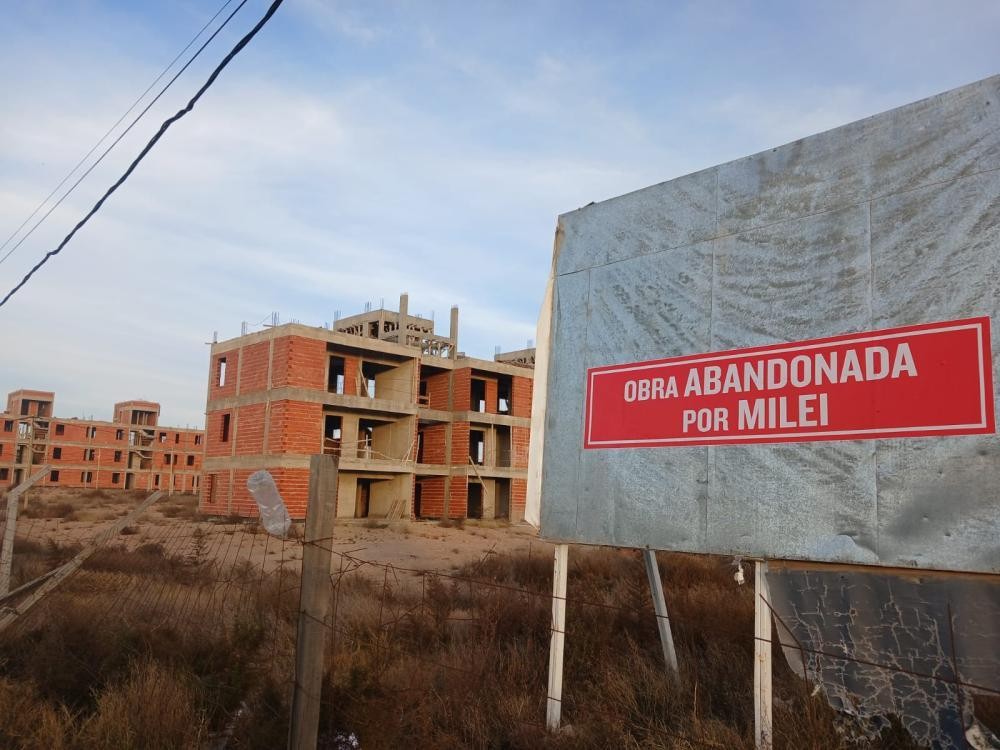 La Pampa: Carteles en obras abandonadas: 