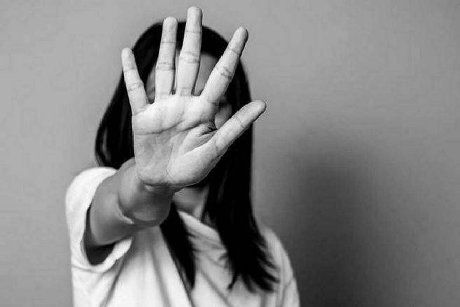 Una mujer le pidió a su hija de 20 años que trabaje par llegar a fin de mes  y recibió una brutal paliza