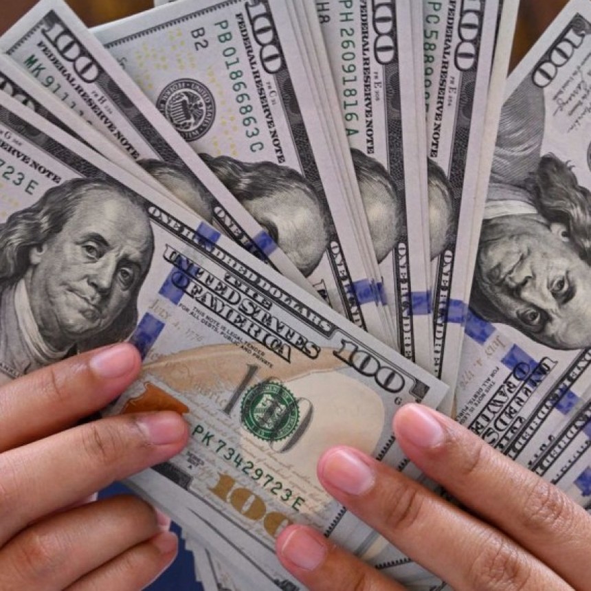 La Pampa:Encontr&oacute; 900 d&oacute;lares y $1.800.000 en un cajero y avis&oacute; a la Polic&iacute;a