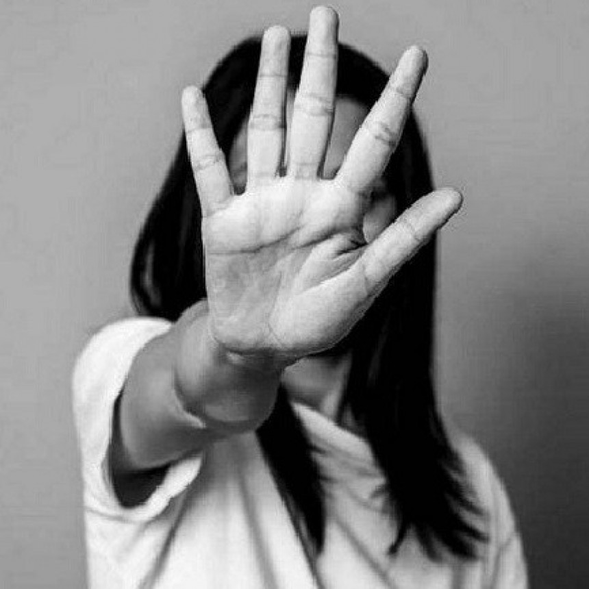 Una mujer le pidi&oacute; a su hija de 20 a&ntilde;os que trabaje par llegar a fin de mes  y recibi&oacute; una brutal paliza