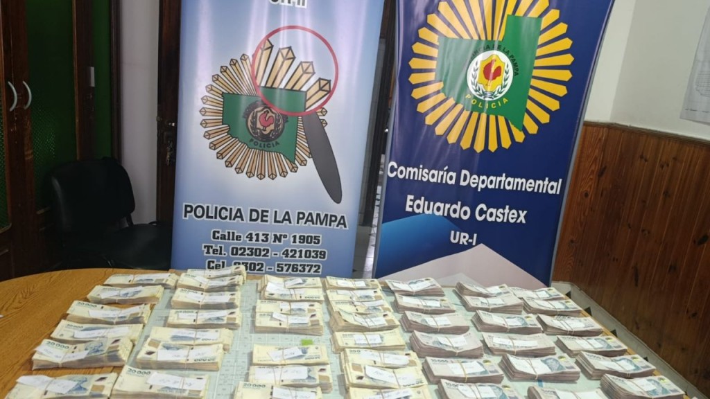 La Pampa: Un Chacarero se "olvido" al costado de la ruta una mochila con 90 millones de pesos y el que la encontr&oacute; fue detenido