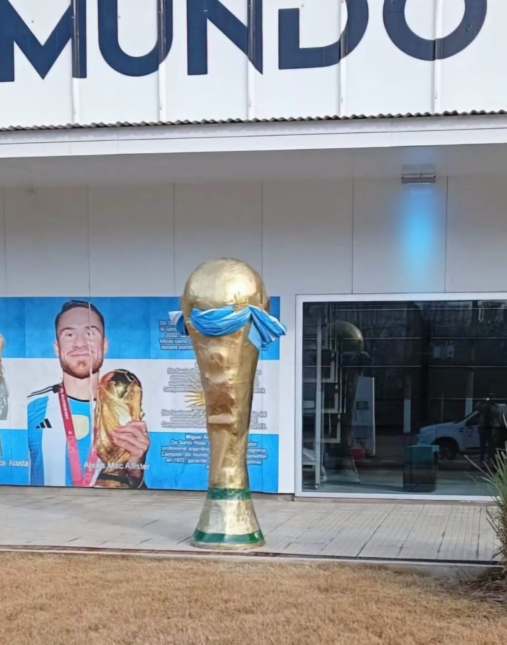 La Pampa: Pueblo construye una Copa del Mundo con materiales reciclados y rinde homenaje a los jugadores