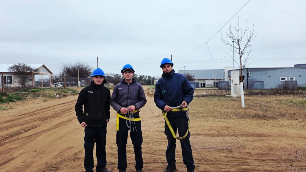 La Pampa: La Cevic continua impulsando la modernizaci&oacute;n de la linea de media tension en Victorica y avanza con fibra optica en la zona