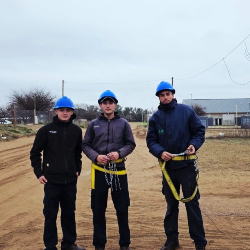 La Pampa: La Cevic continua impulsando la modernizaci&oacute;n de la linea de media tension en Victorica y avanza con fibra optica en la zona