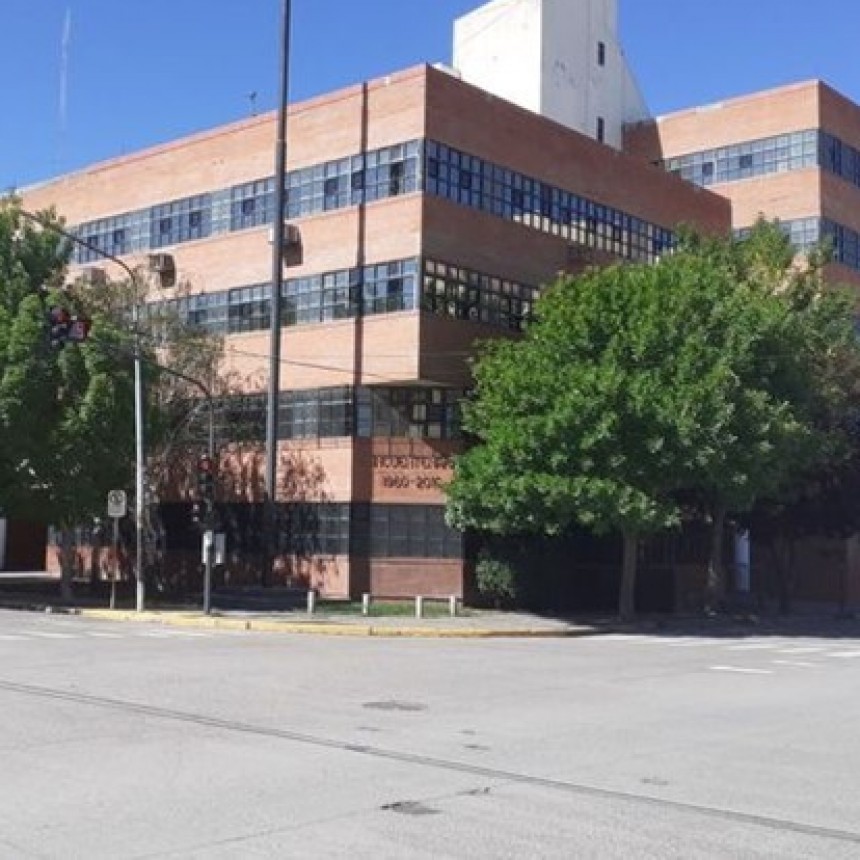 Pidi&oacute; sacarse el apellido de su padre porque se recibe y no lo quiere en el titulo de abogada
