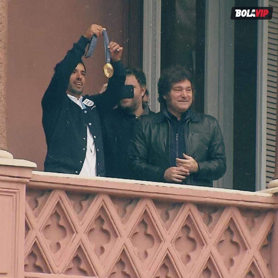 El maligno sali&oacute; al balc&oacute;n de Casa rosada junto a Milei