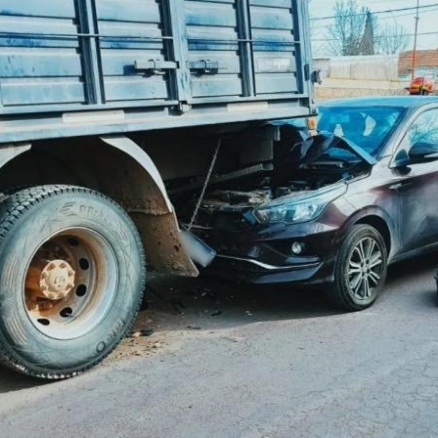 La Pampa:Estornud&oacute; y choc&oacute; un cami&oacute;n estacionado
