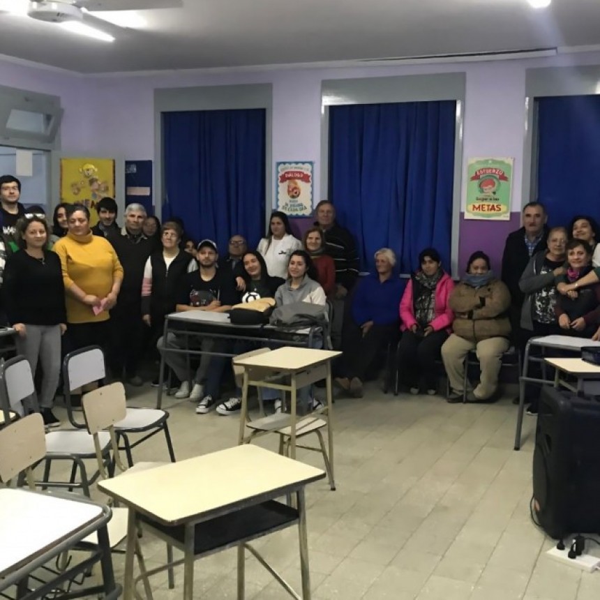 La Pampa: Charla informativa sobre prevenci&oacute;n de estafas en la Escuela para Adultos N&deg; 7 de Victorica