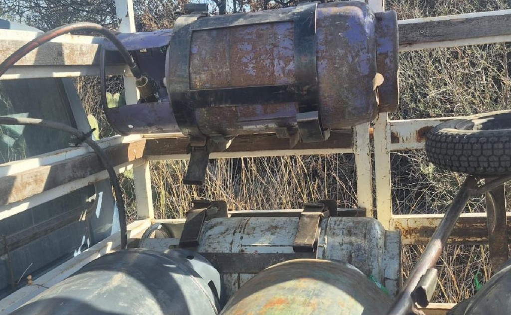 Usaba garrafas como combustible para su camioneta y quedó detenido