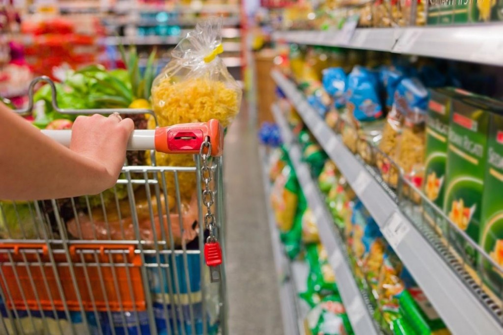 Economista asegura que el 46% de las compras en supermercados se paga con tarjeta de crédito 