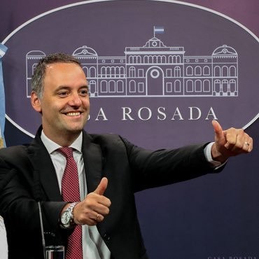 Manuel Adorni publicó un video alterado con inteligencia artificial de una entrevista a Axel Kicillof