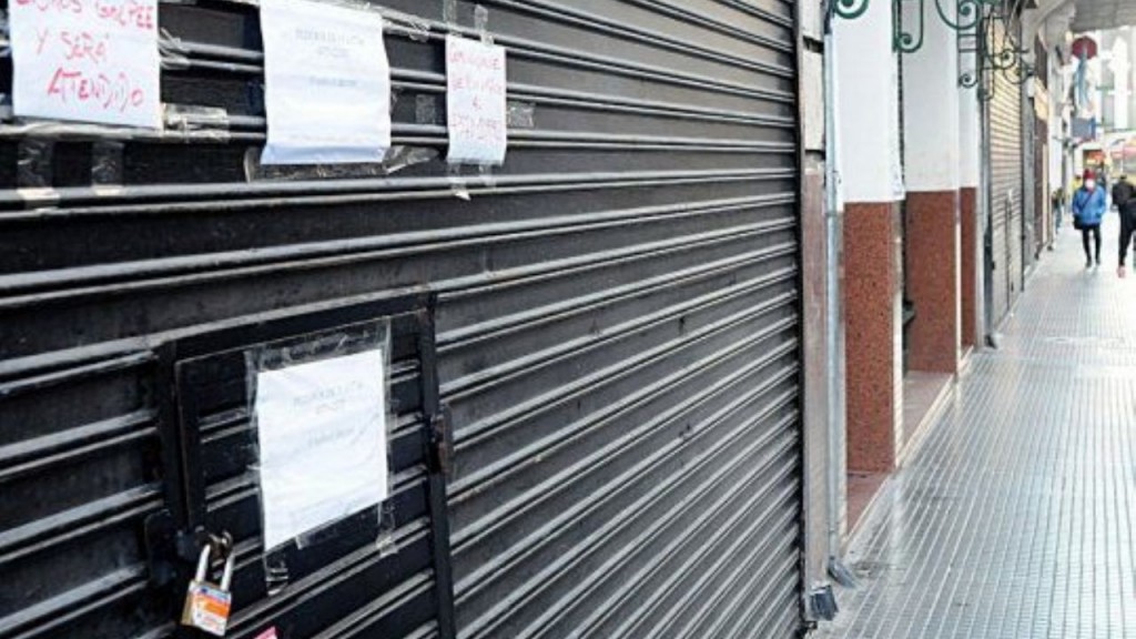 Las ventas de los comercios bajaron por cuarto mes consecutivo