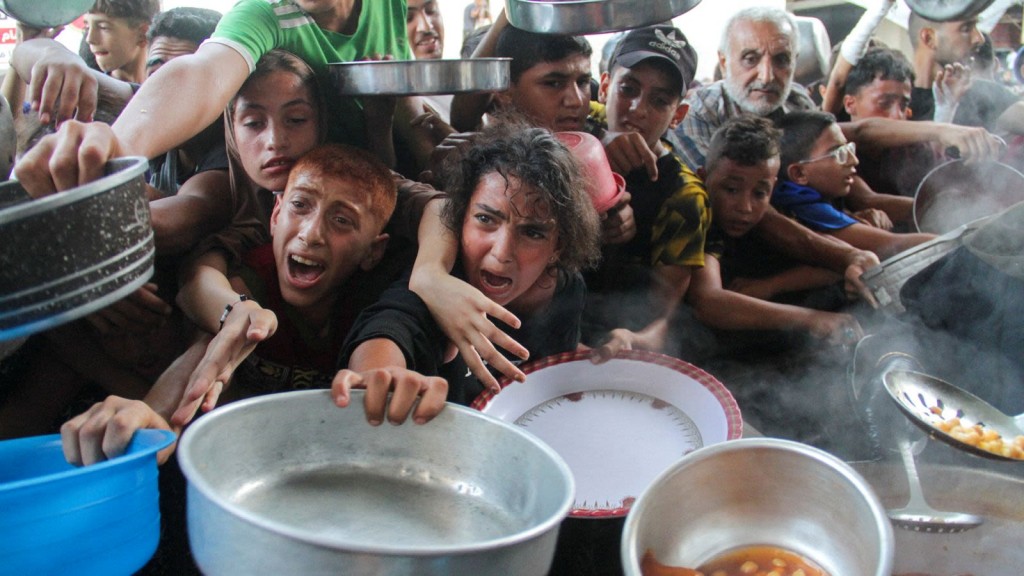 Cinco países lanzan paquetes de ayuda desde el aire en Gaza mientras se agrava la hambruna