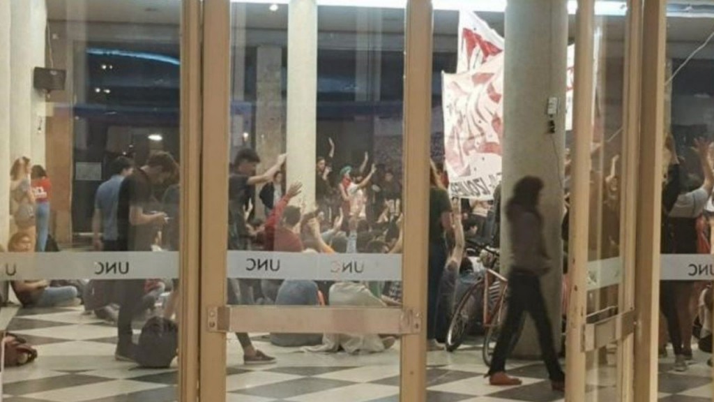 Tras el paro, el Gobierno otorgó un aumento del 7,5% a los docentes universitarios