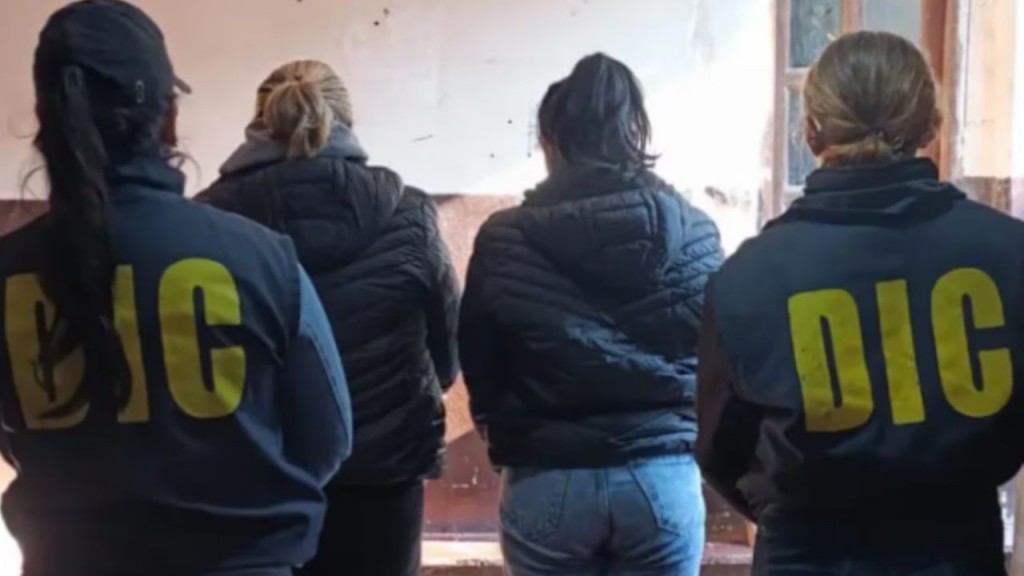 Hizo un trío con dos mujeres, lo extorsionaron y pagó millones de pesos para que no difundieran el video