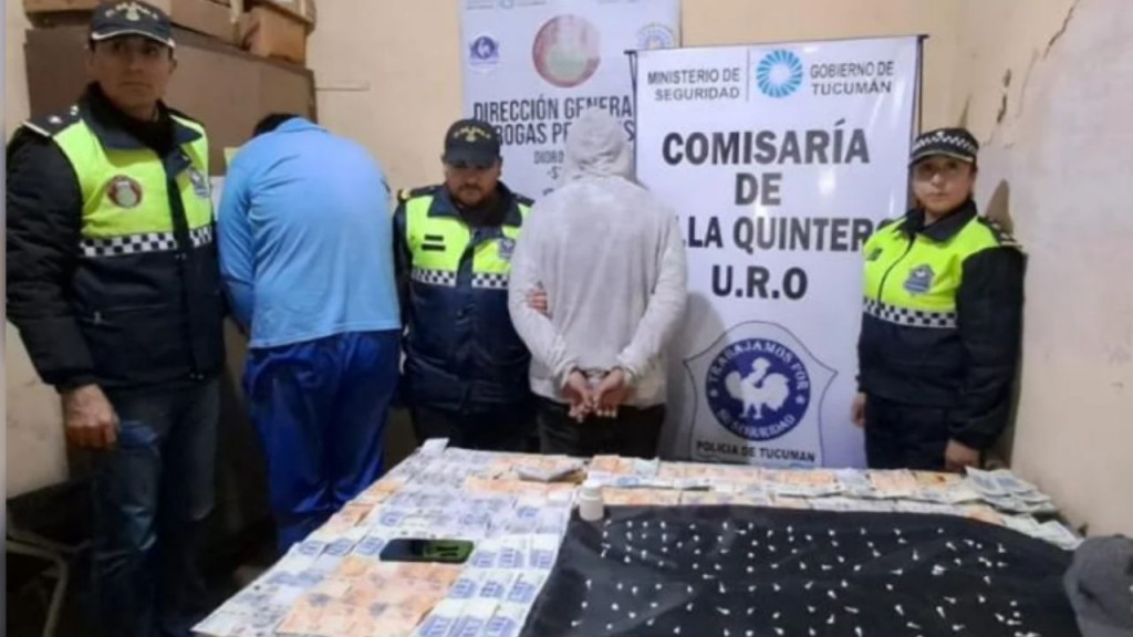 Detienen a dos hombres con más de 100 bochitas de cocaína y un millón de pesos
