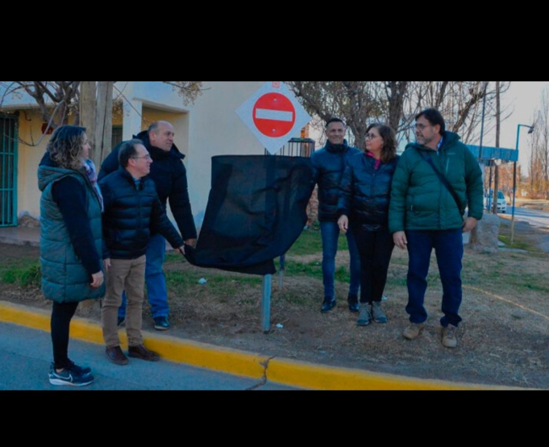 Intendente y concejales inauguraron un cartel de contramano