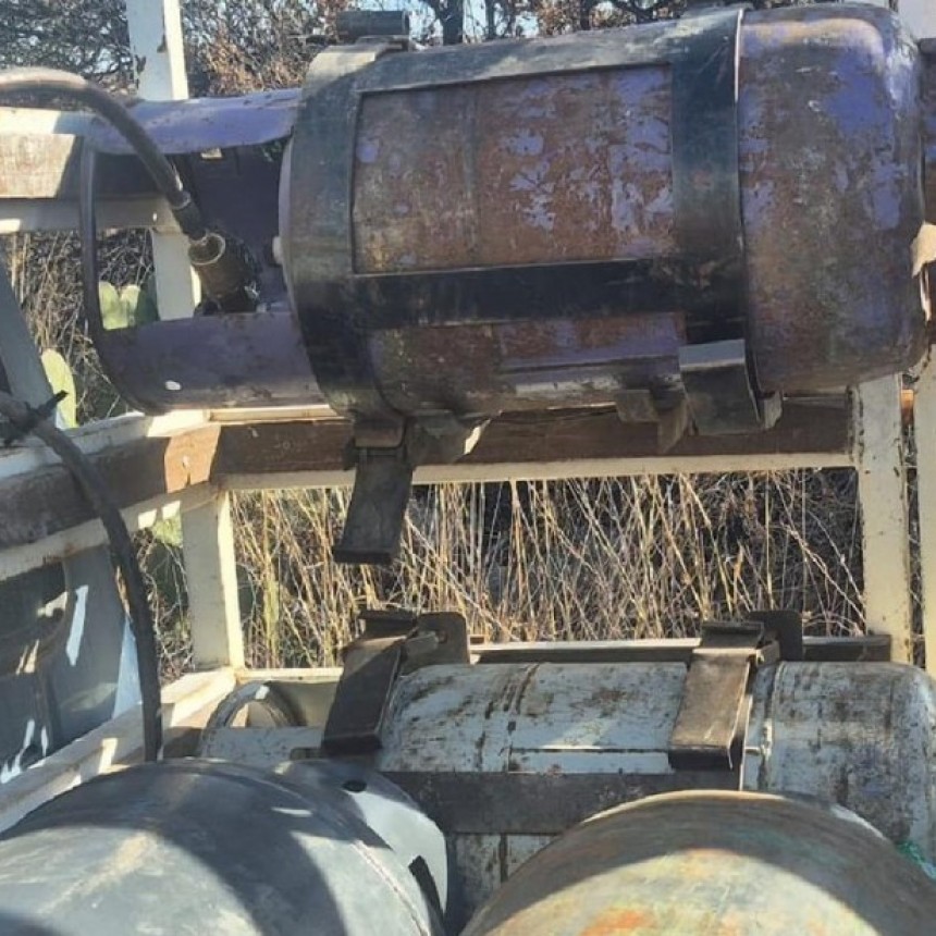 Usaba garrafas como combustible para su camioneta y qued&oacute; detenido