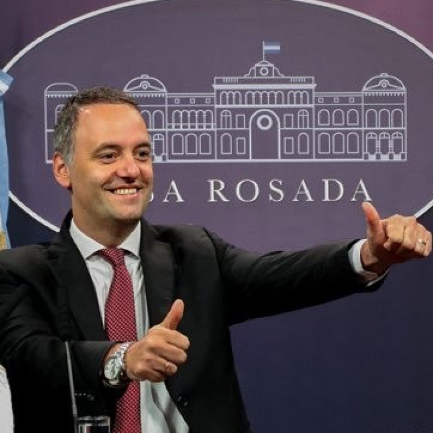 Manuel Adorni public&oacute; un video alterado con inteligencia artificial de una entrevista a Axel Kicillof