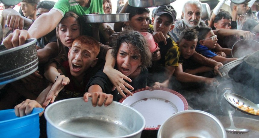 Cinco pa&iacute;ses lanzan paquetes de ayuda desde el aire en Gaza mientras se agrava la hambruna