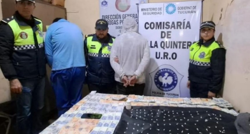 Detienen a dos hombres con m&aacute;s de 100 bochitas de coca&iacute;na y un mill&oacute;n de pesos