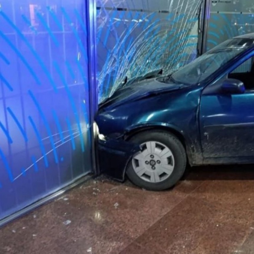 Relatos salvajes: subi&oacute; con su auto a la peatonal y choc&oacute; contra el Banco Naci&oacute;n