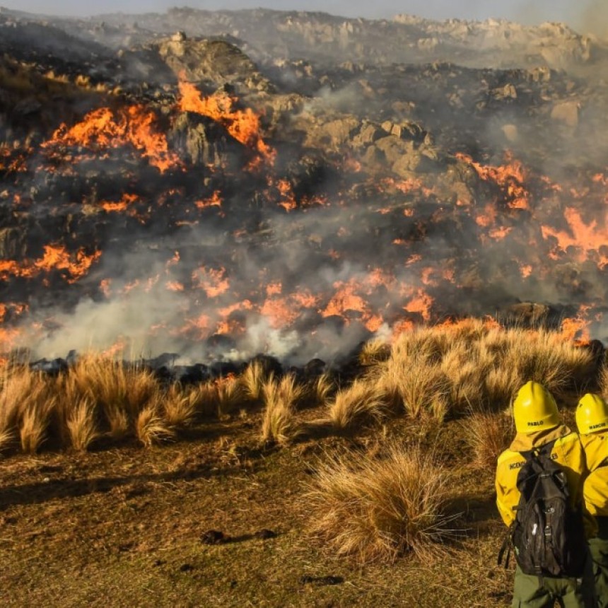 Contin&uacute;an activos cuatro focos de incendio en C&oacute;rdoba