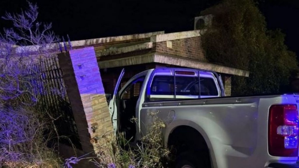 La Pampa: Una camioneta terminó dentro de una vivienda