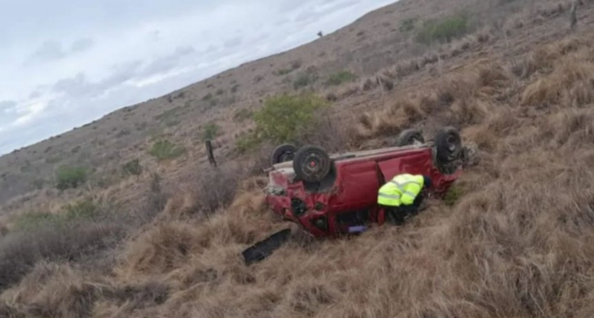 La Pampa:Una mujer muri&oacute; y dos hombres resultaron heridos tras un vuelco en la Ruta Provincial 10 cerca de Santa Isabel