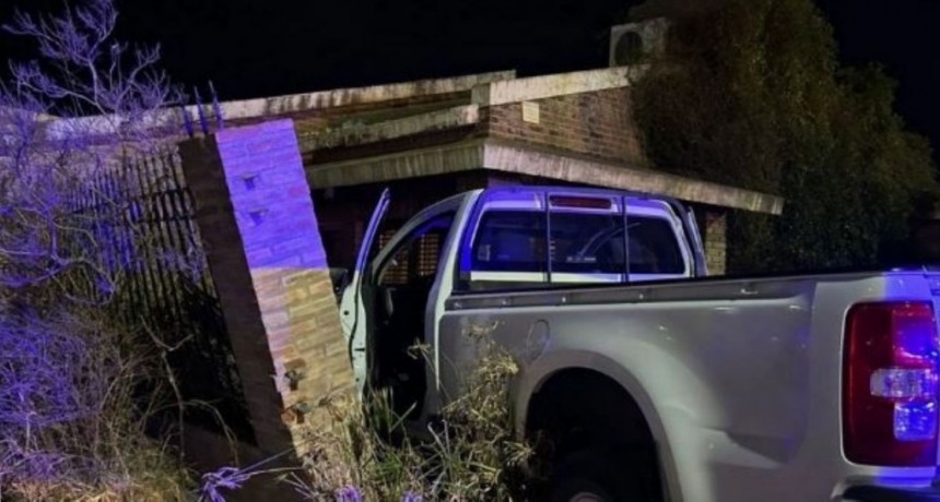 La Pampa: Una camioneta termin&oacute; dentro de una vivienda