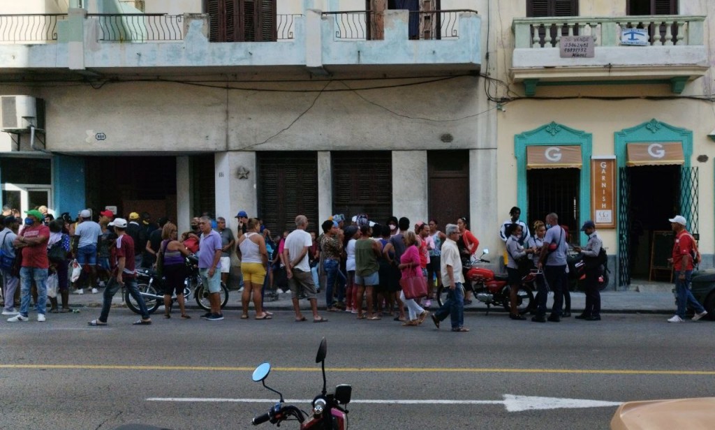 Los cubanos sufren por los apagones prolongados, la escasez de agua y los alimentos echados a perder: “Tengo 74 años, nunca había visto algo así”