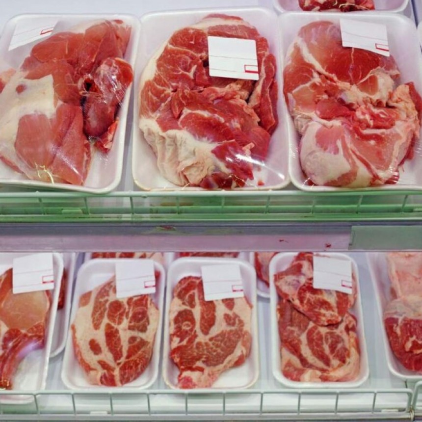 Detuvieron a pareja por robar bandejas de carne y queso de un supermercado