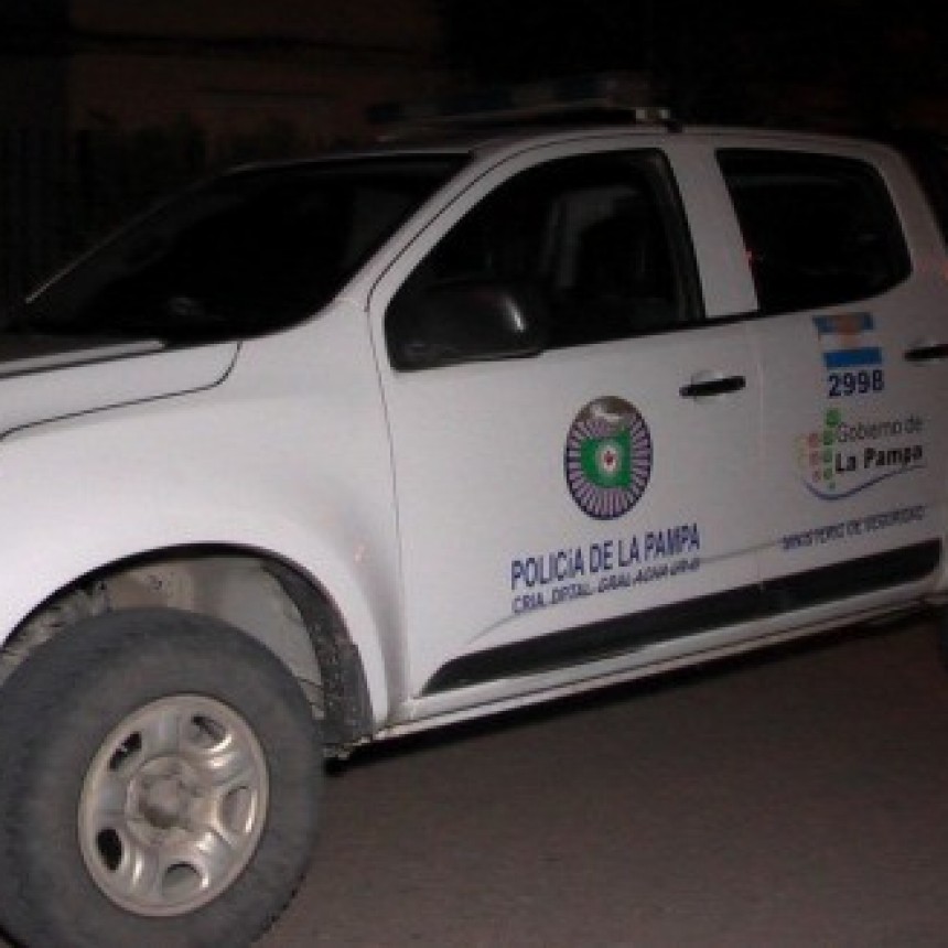 La Pampa: Madre e hija atacaron a una mujer, a los polic&iacute;as y a los m&eacute;dicos que las atendieron
