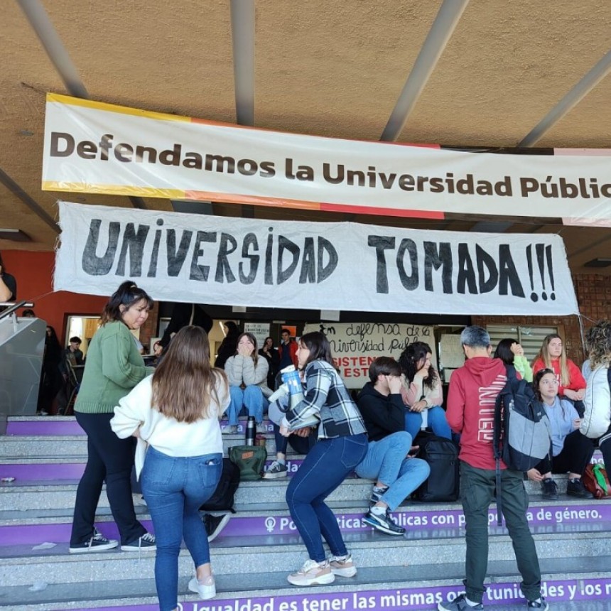 &ldquo;Los pobres no llegan a la universidad&rdquo;: contundente rechazo en una encuesta a los dichos del Presidente Milei
