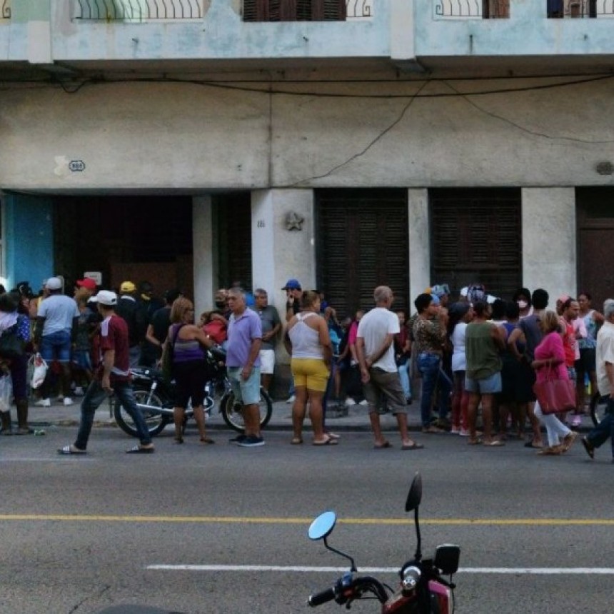 Los cubanos sufren por los apagones prolongados, la escasez de agua y los alimentos echados a perder: “Tengo 74 años, nunca había visto algo así”