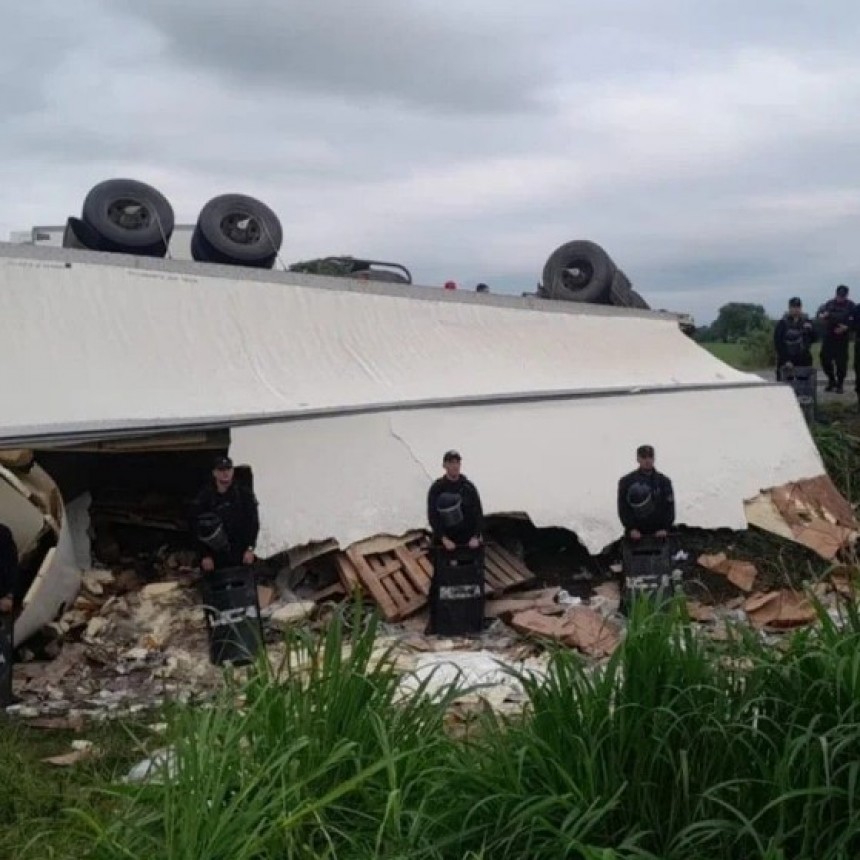Un cami&oacute;n volc&oacute; en Tucum&aacute;n y los vecinos robaron los fiambres