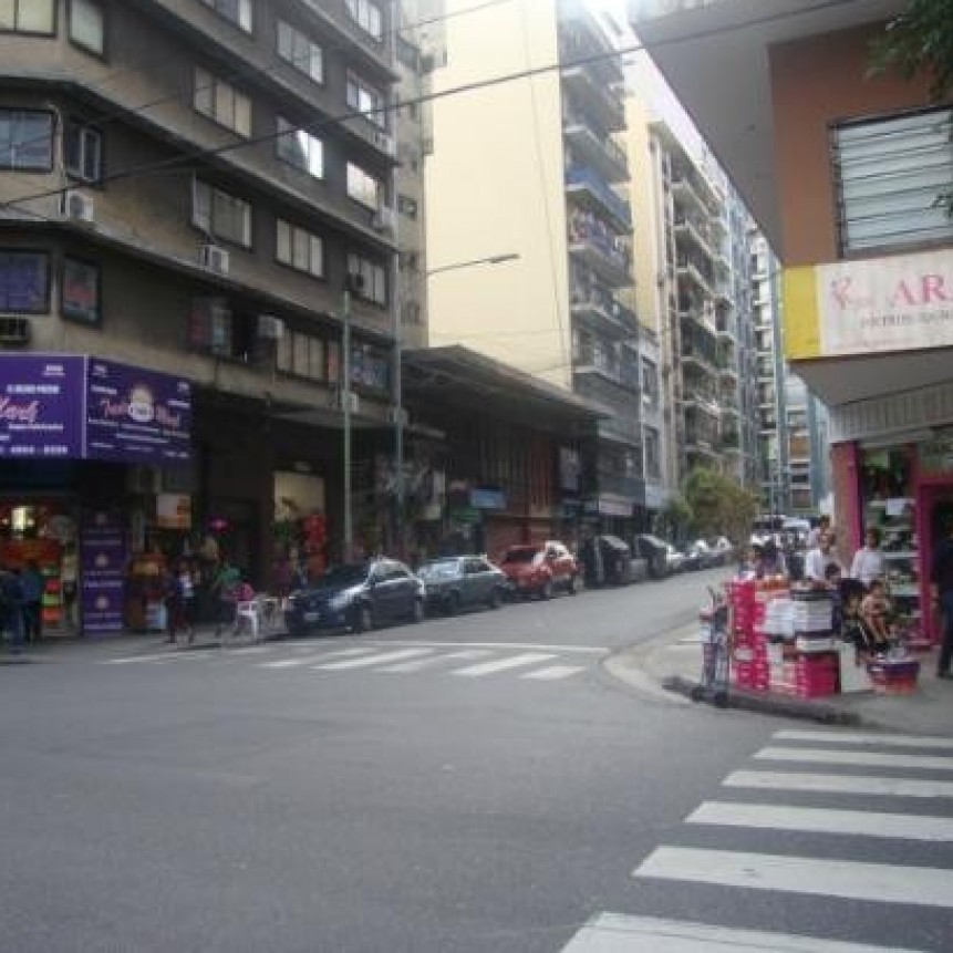  Una mujer fue violada por cinco hombres durante toda una noche en una fiesta de coca&iacute;na en Once