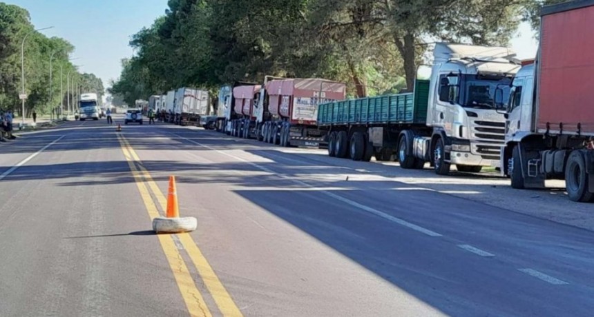 La Pampa: decenas de camiones al costado de la ruta 35 por paro de transporte