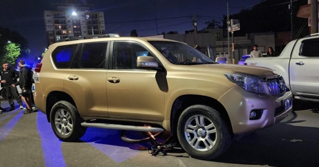 La Pampa:Vecinos levantaron una camioneta para rescatar a una ciclista atropellada