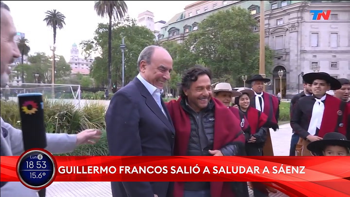 "No quiero comer milanesas con Milei, quiero que se hagan las obras" Un gobernador protest&oacute; con m&uacute;sica en Plaza de Mayo