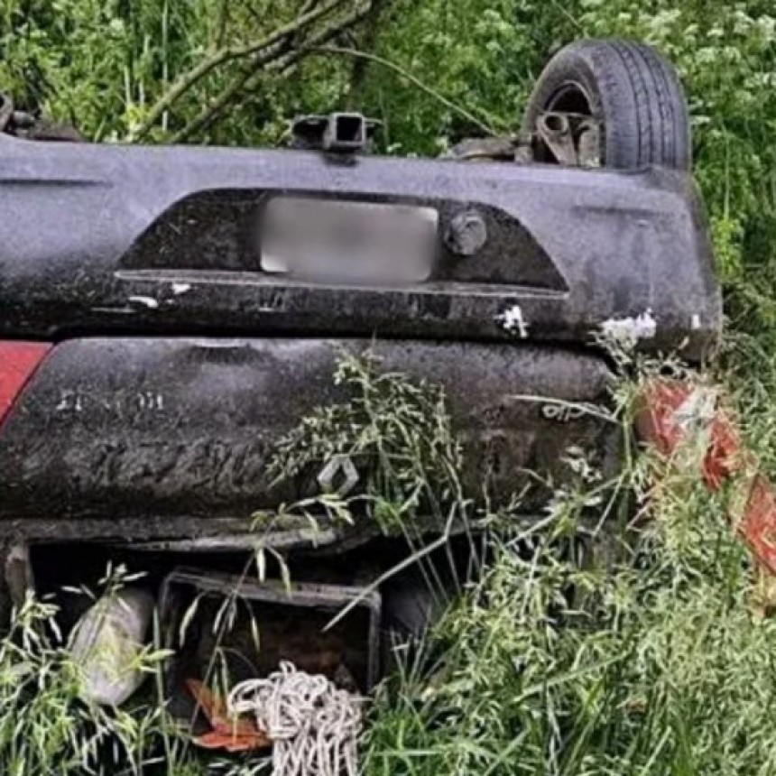 Rob&oacute; dos autos y los volc&oacute; 