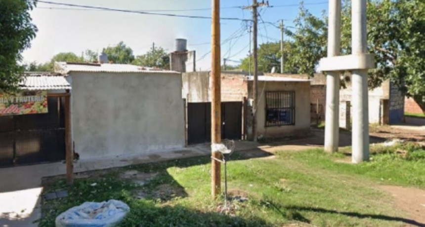 Un hombre asesinó a su expareja frente a sus hijos y está prófugo